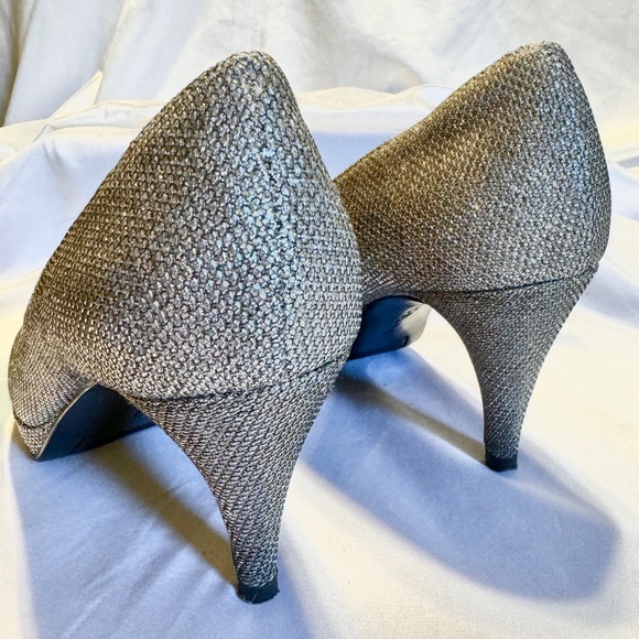 (6) BANDOLINO Open Toe Platform 3" Gold Tone Sparkly Heels - Picture 6 of 7